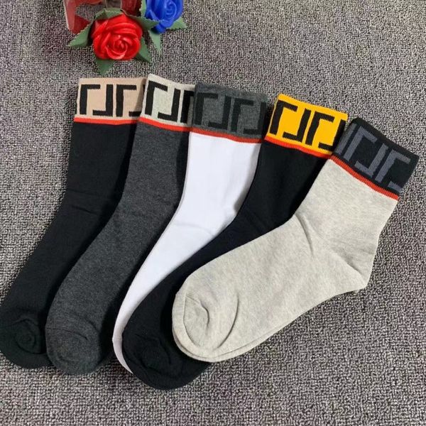 Tasarımcı Erkek ve Kadın Çoraplar Moda Mektubu Çorapları Orta Tüp Spor Çorapları Doğru Renk Yaz Kış için Beş Çift