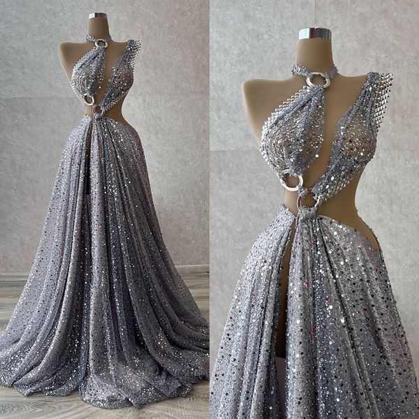 Glitzernde, silbrige Ballkleider, Neckholder, Pailletten, Perlenstickerei, seitlich geteilte Partykleider, Haute Couture-Abendkleid nach Maß