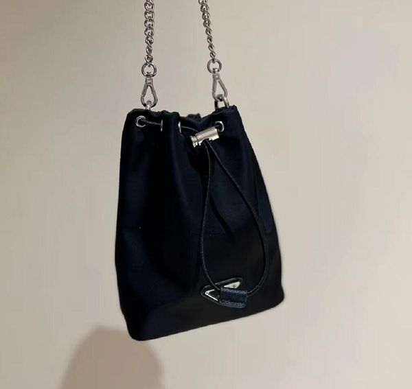 Tasarımcı Kova Çantası Naylon Drawstring Zincir Omuz Çantaları Metal Çember Çanta Çınlama Cüzdan Mini Düz Renk Çantaları Elçi Çantası