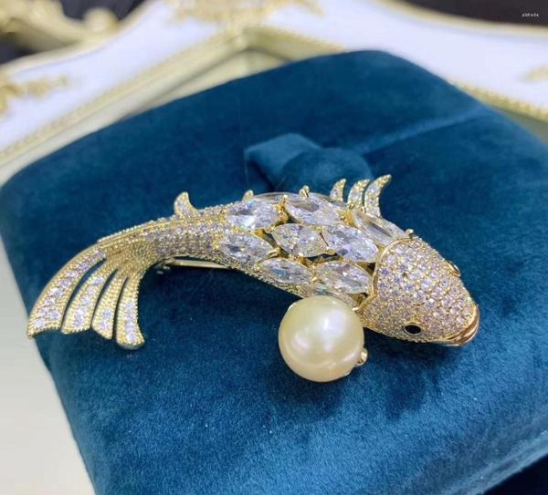 Broschen SHANICE Elegante Ankunft Zirkonia Fisch Für Frauen Tier Mode Schmuck Zirkon Kupfer Pin Glänzende Zubehör