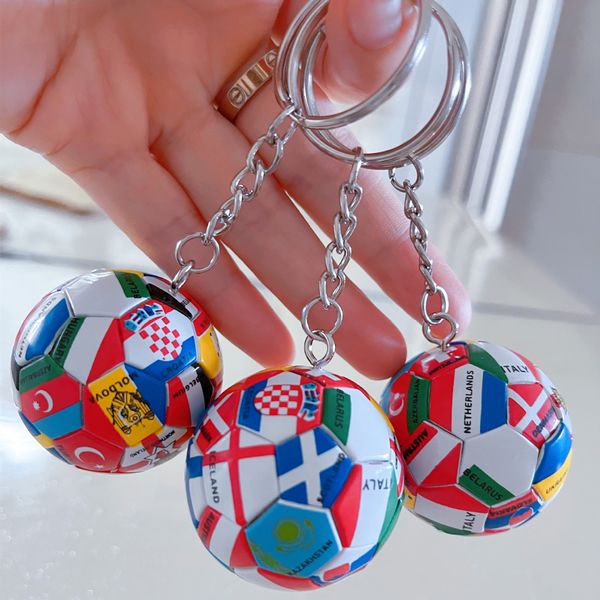 Sammelbarer Großhandel 2022 Qatar World Cup Schlüsselanhänger Mini Universal Flag Football Charm