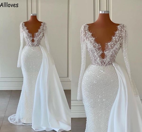 Abiti da sposa a sirena con paillettes di perle bianche lucidi con maniche lunghe scollo a V trasparente Abiti da sposa Boho in raso peplo Sweep Train Arabo Aso Ebi Robes de Mariee CL1449