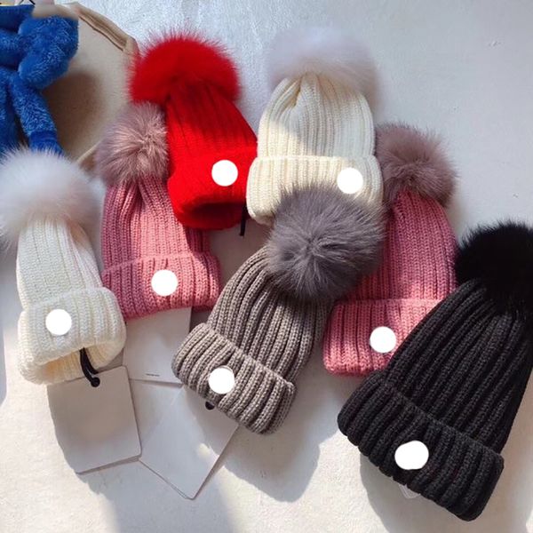 Designer France Skull Caps Distintivo ricamato Lana di volpe lavorata a maglia da donna Piccola pallina di lana Calda in autunno e in inverno Berretto casual