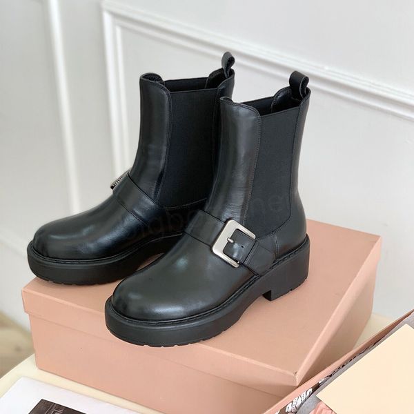 Miumius Martin Botas femininas mangas botas nude designer de luxo clássico novo couro envernizado preto ao ar livre antiderrapante fivela inferior grossa retro Chelsea tamanho 35-40