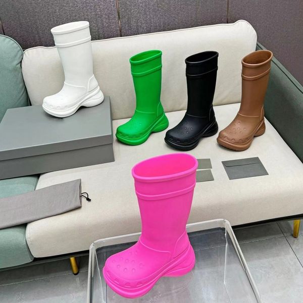 Botas de chuva clássicas botas de moda de luxo antiderrapante 6 cm botas de joelho de salto grosso designer mulheres dedo do pé redondo meia botas de espuma sapato plataforma de inverno à prova d'água botas altas na coxa