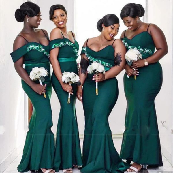 2023 Africano Green Green Bridesmaid Vestidos Sereia para Casamentos Vestido de Convidado fora do ombro Apliques Flores Cetina Cetina Maneira de Honra Spaghetti tiras