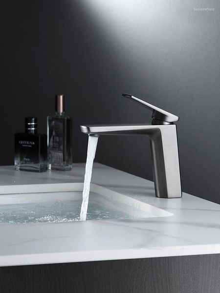 Banyo lavabo muslukları altın fırçalı musluk vanity siyah ve soğuk havza el yıkama