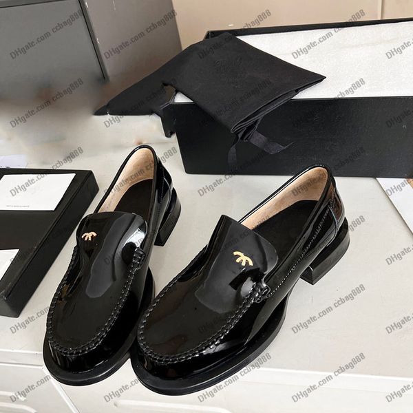 Damen Retro schwarze Kleidungsschuhe runde Zehen Slipper klobig Low Heels Cowhide Leder Patent Leder gesteppte Textur Feal Peal Casual Sandalen weiche Ausrutscher mit Kleidern