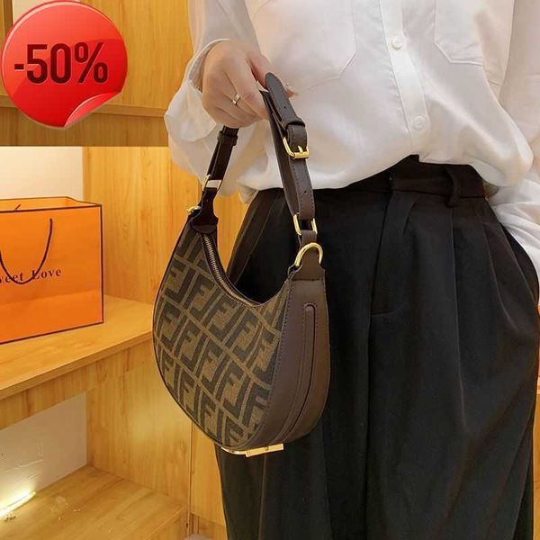 Handtasche Clearance Großhandel Herbst und Winter 2023 Neue Einzel -Umhängetasche Frauen Vintage Mond Zahn Achsel unterhalb der französischen Stick Frauen