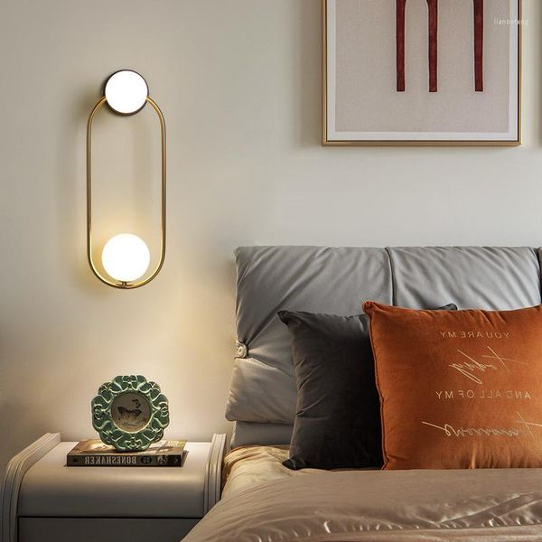 Wandlampe und kontrahierter Wohnzimmerhintergrund des Schlafzimmerkopfes ein Bettlicht-Luxuskorridor