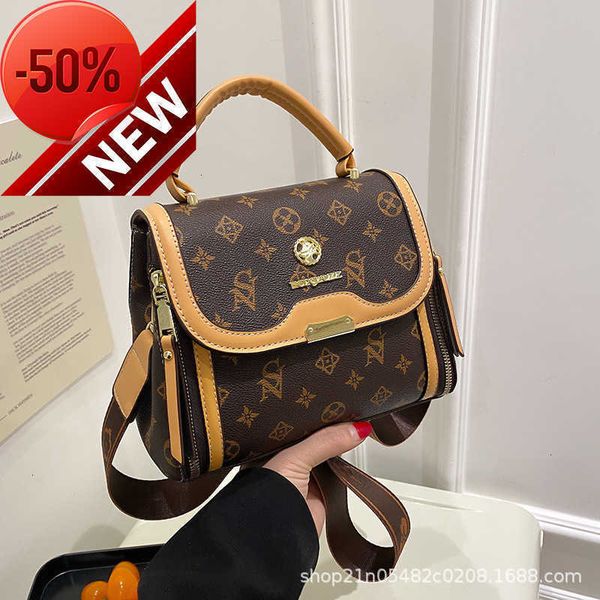 Der Store bietet 80 % Rabatt auf den Großhandel mit Niche Texture Messenger Bag 2023, neu, klein, quadratisch, großes Fassungsvermögen, modische Damenmode, personalisierte Pendler-Schultertasche