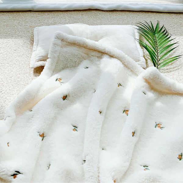 Schlafsäcke Koreanische Bär Olive Stickerei Wirft Korallen Fleece Weiche geborene Säugling Swaddle Wrap Decken Bettwäsche Kinderwagen Abdeckung 221119