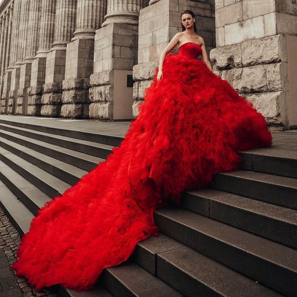 Abiti da sposa con abito da ballo rosso Abiti da sposa senza spalline con scollo arricciato Abiti da sposa senza maniche in tulle con scollo a barchetta