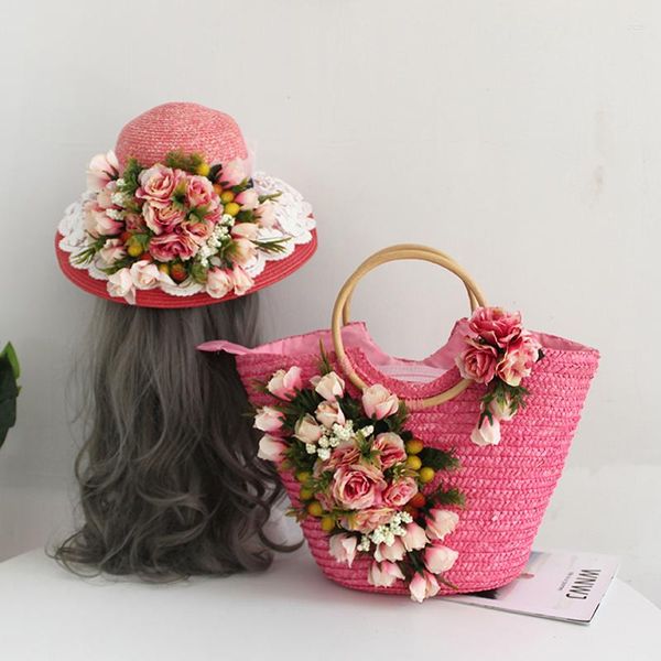 Borsoni in pizzo dolce e borsa da spiaggia con fiori di giglio rosa artificiale, cappello, elegante borsa personalizzata in paglia per le vacanze estive da donna