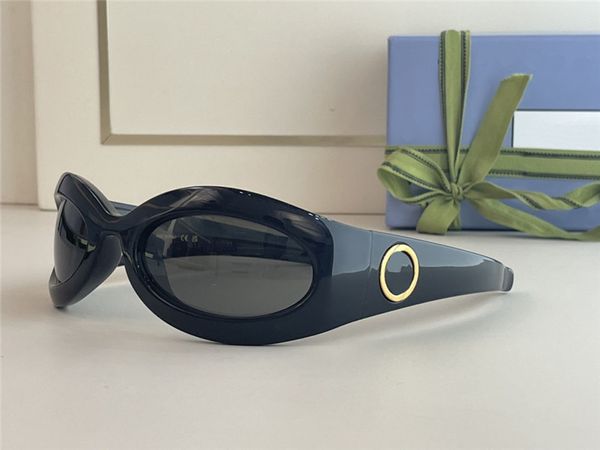 Os novos óculos de sol da moda 1247s Runway foram um espetáculo de quadros de design contemporâneos e inesperados com estruturas ousadas e detalhes de logotipo, looks de chave acompanhada