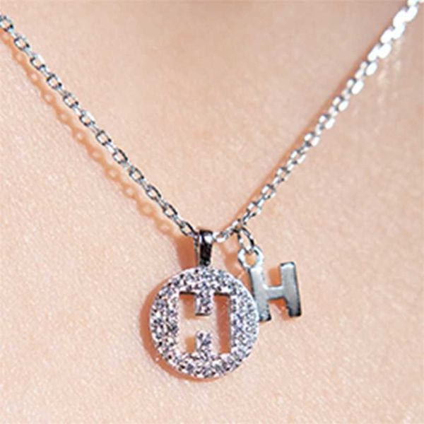 2023 Jóias Silver H Letter Colar feminino Extravagante elegante pequeno e único