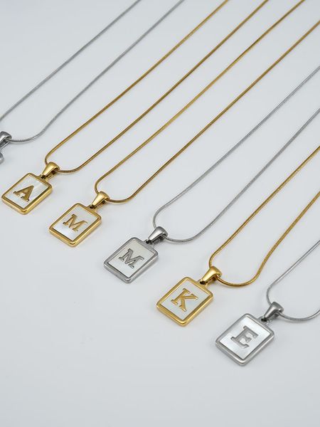 A-Z-Buchstaben-Halskette aus Edelstahl, 18 Karat vergoldet, quadratische Muschel-Alphabet-Halsketten-Anhänger mit Schlangenkette