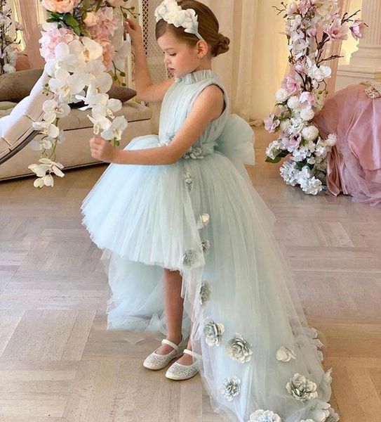 2023 Principessa Sage Flower Girl Abiti Collo alto Fiori fatti a mano Gilrs Pageant Dress Hi-Lo Abito da prima comunione per bambini piccoli con fiocco in tulle