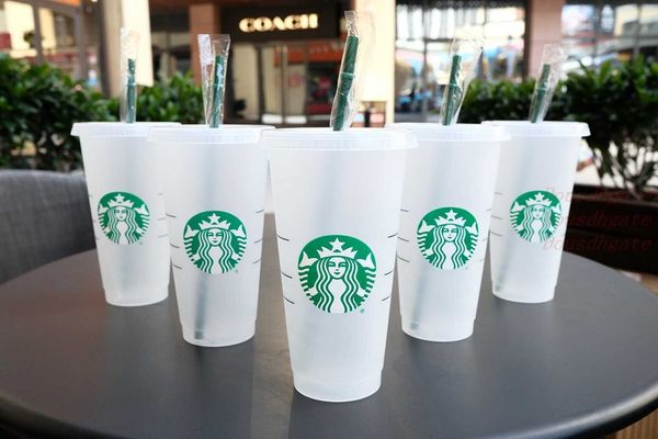 Tazza Starbucks 24 once Bicchieri trasparenti che cambiano colore Bicchiere magico in plastica Bicchiere con coperchio e cannuccia Colori caramella Tazza da caffè magica Personalizzata 0UIC