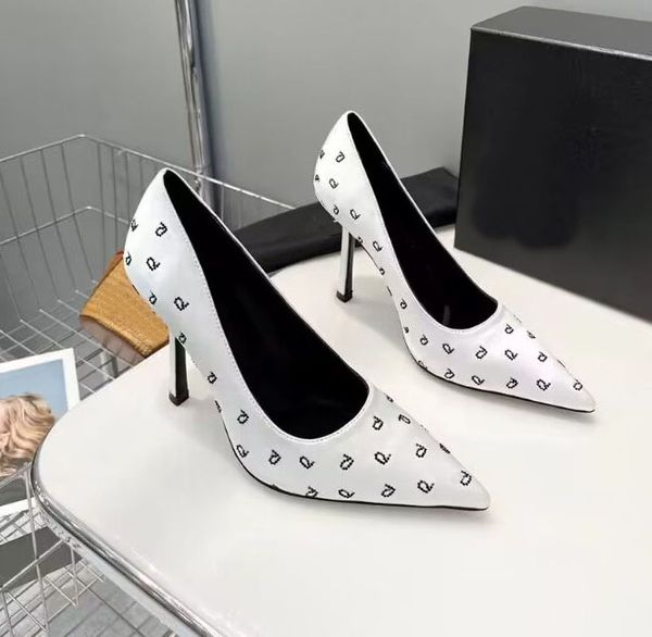 Top spitze Damen-Designer-Kleiderschuhe, modische Diamant-Buchstaben-Seidenleder-Hochzeitsschuhe, luxuriöse Show-Party, sexy Kleider, Schuhkartongröße 35–41