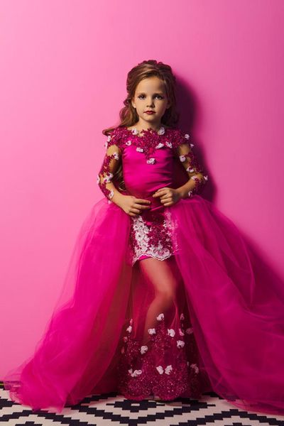 2023 Blumenmädchenkleider in Fuchsia, Prinzessin, lange Ärmel, Spitze, Kristallperlen, Blumen, Gilrs-Festzug-Kleid, Erstkommunionkleid für kleine Kinder, Sweep-Zug, Überröcke