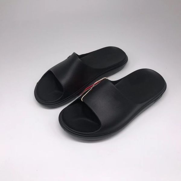 Novos chinelos de estilista de luxo sandalsrubber Sones de praia planos de solada ao ar livre amantes de banheiro interno anti-skidherringbone amantes de banheiro interno 36-45