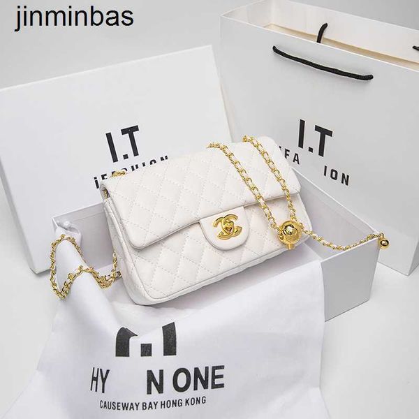 Negozio di borse di lusso da donna 80% vendita al dettaglio all'ingrosso della fabbrica Xiaoxiangfeng Lingge Chain Women's 2023 New Small Golden Ball Sheep Msenger One Shoulder White Portable