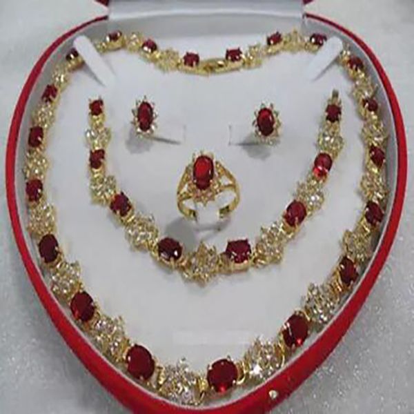Schöner Frauenschmuck roter Rubin Juwel 18 kgp Ohrringarmband Halskette Ring Set