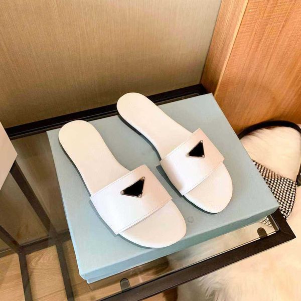 2022 Novo Tri￢ngulo de sand￡lia Tri￢ngulo prateado Flip-flops Flip-flops feminino de couro liso Flip-FL casual de toe