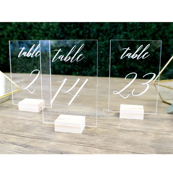 Decoração de partidos Personalizada Números de mesa de casamento de acrílico com titulares sinalização de caligrafia Clear Wood Stand 221128