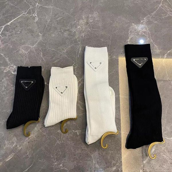 Designer de luxo PRA SOCKS PARA MULHERES MULHERES TRIANGLE DE FERRO DE CALURO MANDO BRANCO BRANCO MEDADE MADEIRA MEGRA FEMA