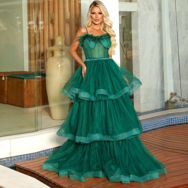 Abiti da ballo a strati verde smeraldo Cinturino per spaghetti Abito da sera in piume Gonna a strati Tulle Robe De Soiree Arabo Dubai 326 326