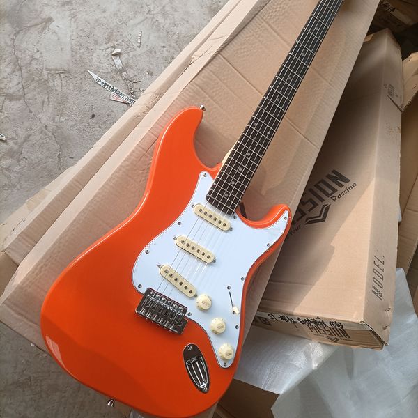 Chitarra elettrica arancione a 6 corde con pickup SSS. Tastiera in palissandro personalizzabile