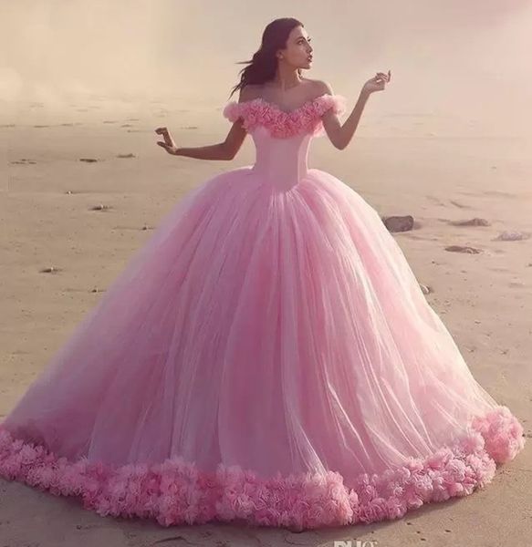 Pembe Balo Gowns Quinceanera Elbiseler El yapımı çiçekler omuz fırfırlarından tatlı elbise tül artı boyutu