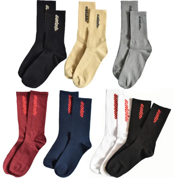 Chaussettes de basket-ball long tube hautes chaussettes de mode de mode tout-correspondant pour hommes et femmes sportives