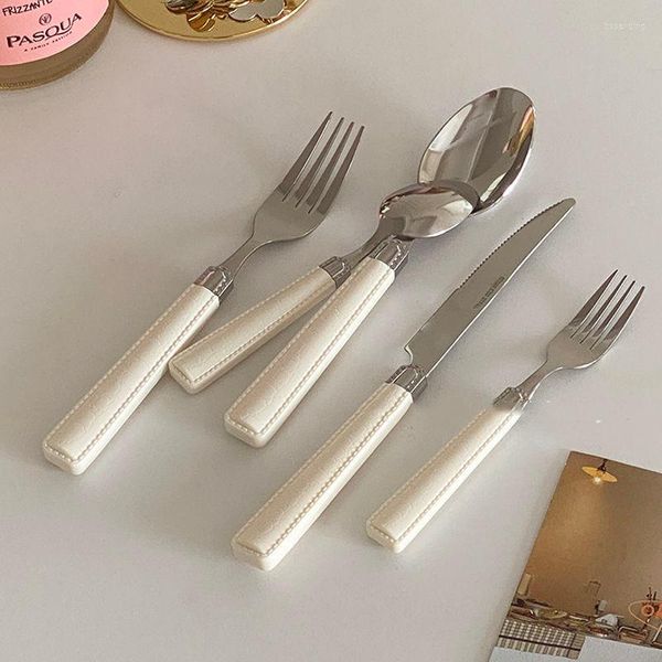 Set di stoviglie 5 pezzi Set coltello forchetta Mantello in pelle Manico Posate in acciaio inossidabile Cucchiaio principale Zuppa Stoviglie da dessert Lucidatura a specchio