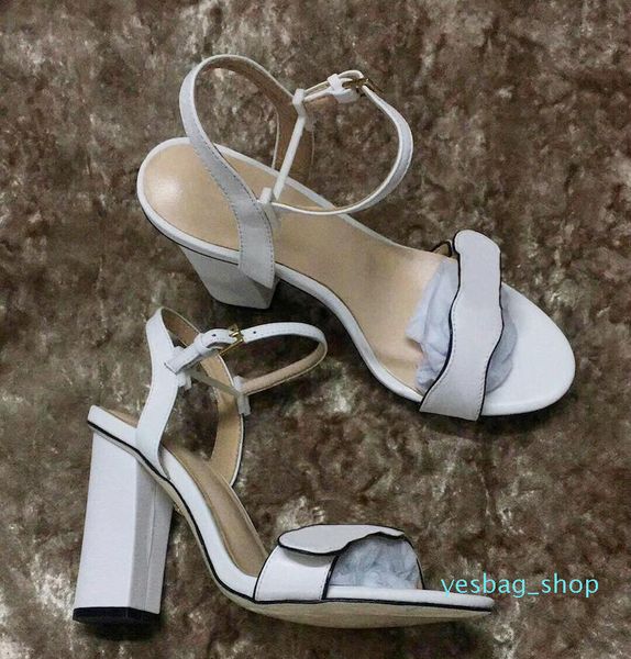 Designer Sandal Luxury Saltos altos Sapatos de casamento de couro Sexy Letras duplas saltos de salto m￩dio 021