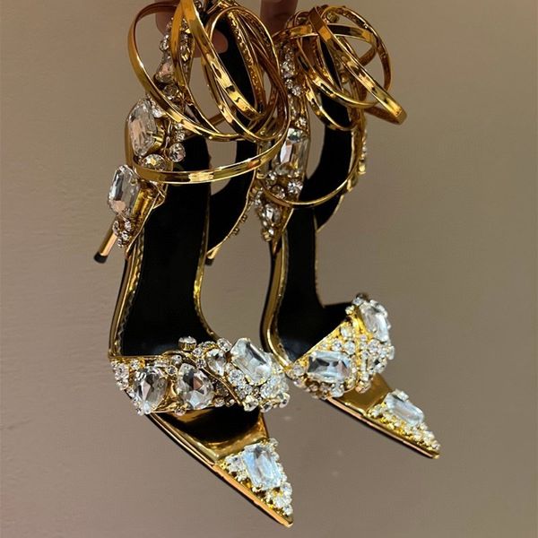 Sandálias de couro espelhado e pedras preciosas pontiagudas de cristal bandagem de enrolamento de ouro 10,3 cm designers de luxo feminino sapatos de estilo de rua calçados de fábrica 35--42 tamanho