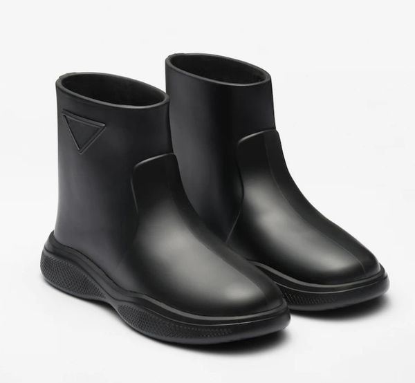2022 lüks kadınlar siyah kauçuk patik kauçuk botlar bayanlar moda beyaz platform su geçirmez yağmur botu düz ayakkabılar