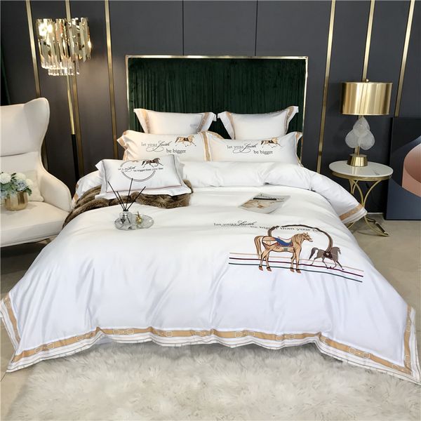 Set di biancheria da letto Luxury White Satin e Cotton Knight Horse Ricamo Set Copripiumino matrimoniale Lenzuolo con angoli Federe 221129