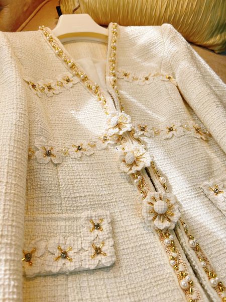 2022 invierno marfil Color sólido flor con cuentas chaqueta de Tweed de manga larga con cuello en V con paneles chaquetas clásicas abrigo prendas de vestir cortas A2N276461