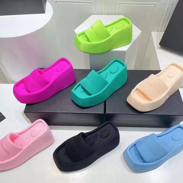 2023 Tasarımcı Lüks Düz Renkli Slaytlar Terlik Kadın Platform Sandalet Yüksek Topuk Sünger Kek Alt Kama Topuklu Yaz Kare Toe Terlik Ayakkabı Büyük Boyutlar 35-41