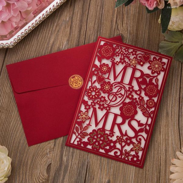 Cartões de felicitações 30pcs White Red Laser Cut Mrmrs Card de convites de casamento elegante com envelopes Favory Favors Decorações