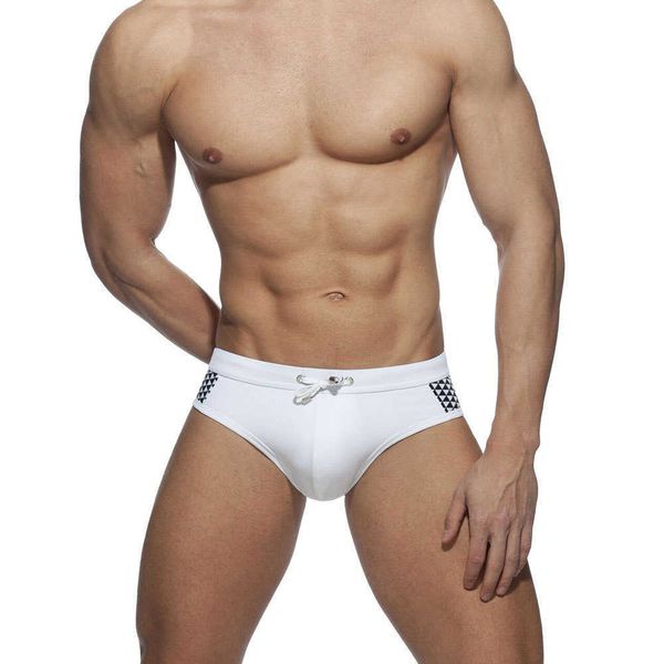 Menas de banho masculinas Biquíni simples de triângulo sexy Fechar preto e branco Briefs de banho Novos troncos de natação de corrida J220913