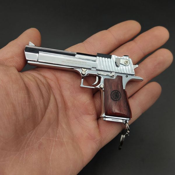 Pistola giocattolo in metallo argento brillante Pistola giocattolo Desert Eagle Manico in legno naturale Modello in miniatura Portachiavi Collezione di qualità Giocattoli Regali di compleanno 1152