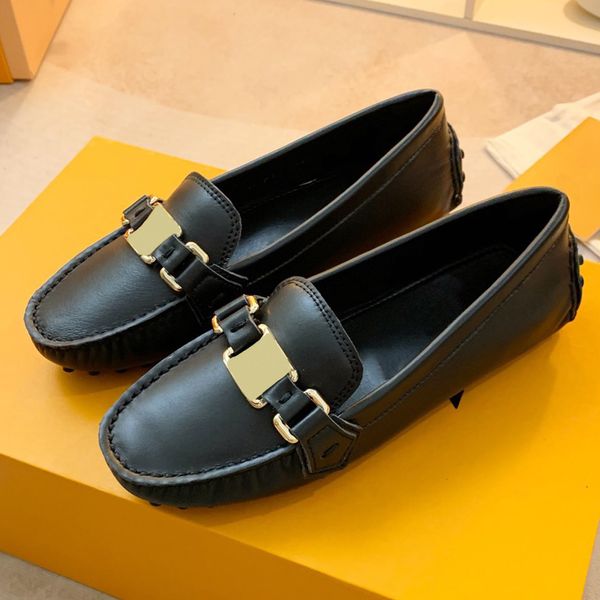 Monte Carlo Mocassins Um sapato clássico de mocassins usa um dos materiais de assinatura das marcas para fazer os panos de designer de pele de bezerro leves e macios de calfs