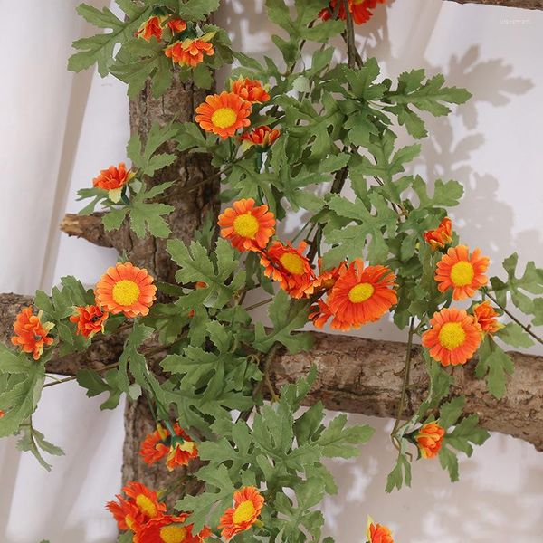 Fiori decorativi Margherita artificiale Fiore Vite Finto rattan Aria condizionata Tubo di riscaldamento Decorazione di avvolgimento Pianta da appendere a parete in plastica