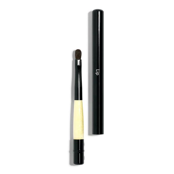 Escova de maquiagem labial retrátil preto em uso de pincéis cosméticos de deslocamento para batom brilho com tampa com tampa