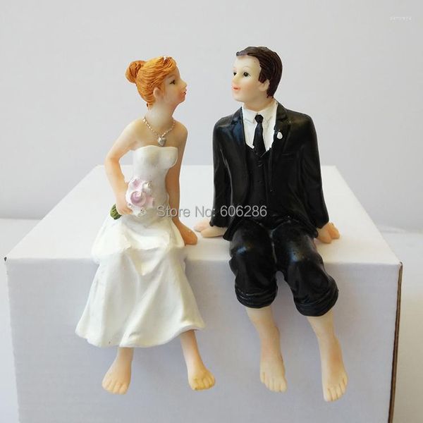 Festliche Lieferungen Großhandel 20 teile/los Lustige Briday Dusche Party Harz Braut Und Bräutigam Sitzen Chating Figur Kuchen Topper Für Hochzeit