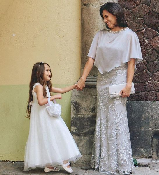 2022 Abiti vintage per la madre della sposa in argento gioiello collo maniche corte applicazioni in pizzo pieno perline di cristallo guaina in chiffon abiti da sera per gli invitati al matrimonio con mantello